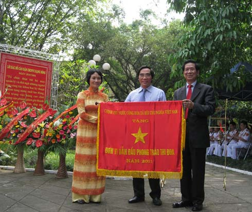 ๔๘ปีวันที่ประธานโฮจิมินห์มาเยือนบริษัทหุ้นส่วนหลอดไฟและกระติกน้ำร้อนRạng Đông